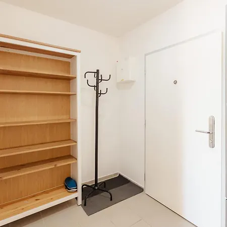Luzna With Balcony And Parking 아파트