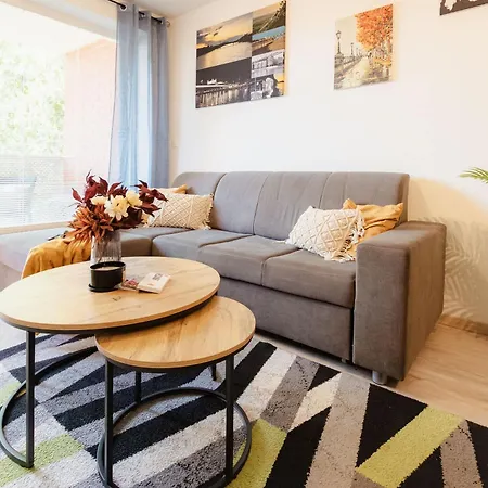 Luzna With Balcony And Parking 아파트